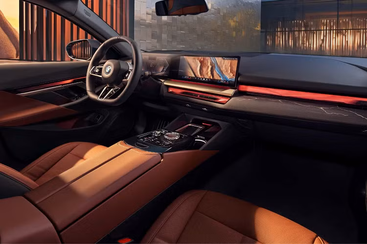 Các tính năng khác có sẵn cho cả kiểu xe chạy bằng động cơ đốt trong và người anh em chạy hoàn toàn bằng điện của nó bao gồm hệ thống kiểm soát khí hậu bốn vùng và hệ thống âm thanh cao cấp Bower &amp; Wilkins.