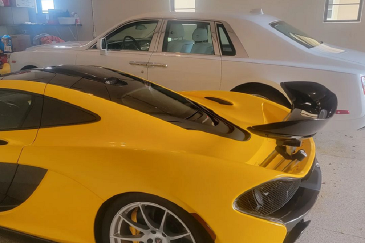 Siêu phẩm McLaren P1 có tổng công suất là 903 mã lực và mô-men xoắn cực đại 979 Nm. Nhờ hệ dẫn động hybird này, siêu xe hypercar McLaren P1 có thể tăng tốc từ vị trí xuất phát lên 100 km/h trong thời gian 2,8 giây trước khi đạt vận tốc tối đa 350 km/h.