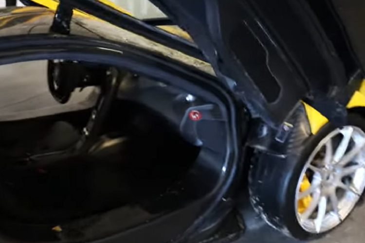 Tuy nhiên, đơn vị này không công khai giá trúng thầu cũng như người mua nhưng thông tin của T.X có được, chủ nhân mới của chiếc McLaren P1 còn được giới mê xe gọi là phù thủy trong làng hô biến các siêu xe tai nạn thành sản phẩm mới tinh.