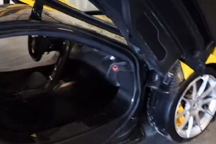 Tuy nhiên, đơn vị này không công khai giá trúng thầu cũng như người mua nhưng thông tin của T.X có được, chủ nhân mới của chiếc McLaren P1 còn được giới mê xe gọi là phù thủy trong làng hô biến các siêu xe tai nạn thành sản phẩm mới tinh.