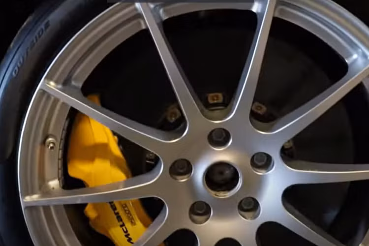 Trước đó, đã có không ít người dự kiến rằng việc sửa chữa chiếc siêu xe McLaren P1 ngập nước với giá dưới 400.000 đô la có thể cực kỳ khó khăn, nếu không muốn nói rằng bất khả thi nhưng với người mua mới này, anh có quá nhiều kinh nghiệm cũng như các mối quen để bán phụ tùng tháo xe cho mình nên mới mạnh dạn đấu giá và trúng thầu chiếc xe McLaren P1 này.