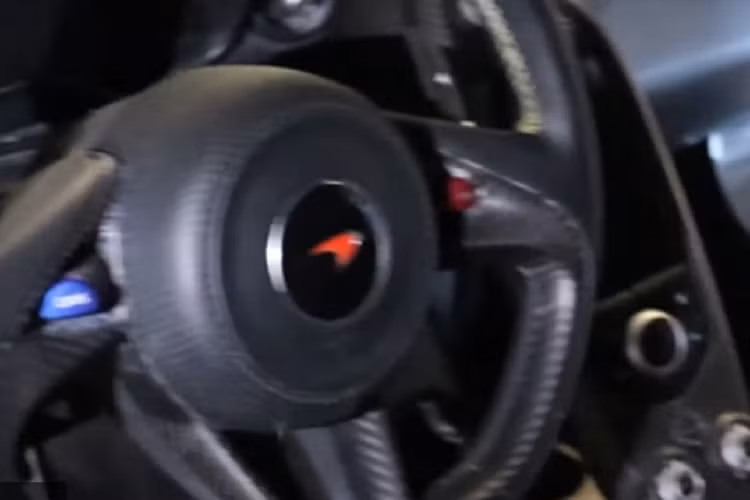 McLaren P1 sở hữu động cơ V8, dung tích 3,8 lít, tăng áp kép, sản sinh công suất tối đa 727 mã lực và mô-men xoắn cực đại 719 Nm. Bên cạnh đó, xe còn được trang bị mô-tơ điện với công suất tối đa 176 mã lực và mô-men xoắn cực đại 260 Nm.