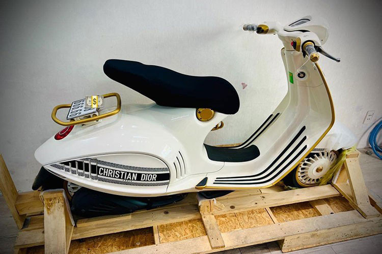 Đây là mẫu xe hiếm hoi được hợp tác giữa thương hiệu Vespa và hãng thời trang nổi tiếng Christian Dior và cũng là sản phẩm kỷ niệm 75 năm thành lập của cả 2 thương hiệu lừng danh thế giới ở 2 lĩnh vực khác nhau. Do đó, kể từ khi ra mắt, mẫu xe này đã có giá thành vô cùng đắt đỏ.