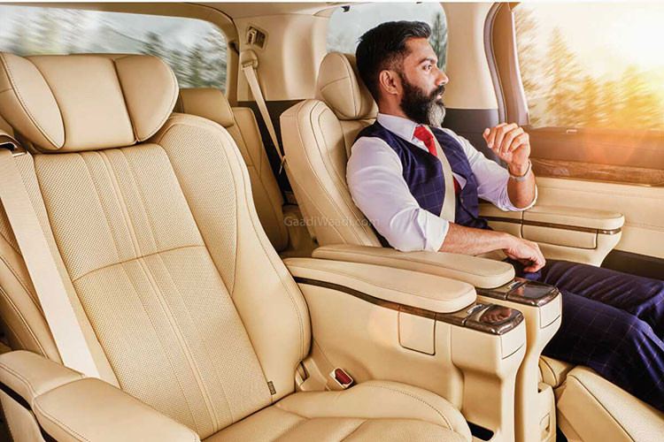 Cửa sổ trời kép của xe đi kèm rèm che nắng trái/phải điều khiển độc lập. Cửa sổ bên sườn cũng có rèm che nắng có thể kéo xuống. Những trang bị khác của phiên bản 7 chỗ như gương chiếu hậu kỹ thuật số, hệ thống âm thanh vòm JBL 15 loa và màn hình hiển thị thông tin kính lái HUD dự kiến cũng xuất hiện trên Toyota Vellfire 4 chỗ.