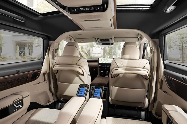 Tương tự phiên bản 7 chỗ, Toyota Vellfire 4 chỗ cũng có vô lăng 3 chấu, tích hợp phím chức năng, bảng đồng hồ kỹ thuật số 12,3 inch, màn hình cảm ứng trung tâm 14 inch, cần số nhỏ gọn, phanh tay điện tử và tự động giữ phanh tạm thời. Trên trần xe là cụm điều khiển siêu dài, tích hợp đèn viền nội thất, một số nút bấm và cửa gió điều hòa.