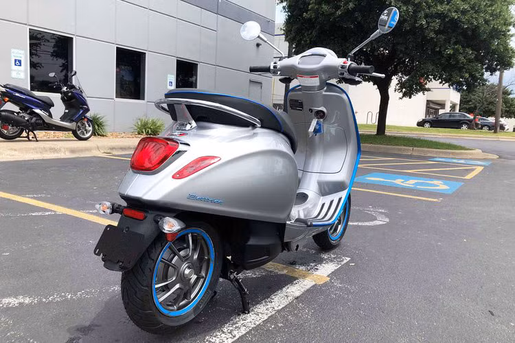 Thêm vào đó là cụm pin lithium-ion 86 Ah, cho phép xe đạt quãng đường di chuyển 100 km. Tuổi thọ của khối pin này là 1.000 vòng sạc, tương đương 50.000 - 70.000 km hoặc khoảng 10 năm sử dụng với phần lớn người dùng. Thời gian sạc đầy pin là khoảng 4 tiếng đồng hồ.