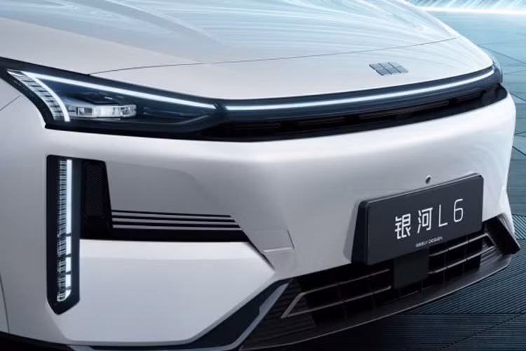 Ở phía sau, sedan cỡ nhỏ Geely Galaxy L6 có thêm sự bổ sung cụm đèn hậu xuyên thấu và hình dạng bộ khuếch tán kích thước lớn bên dưới, không chỉ nâng cao tính phân lớp trực quan mà còn tăng đáng kể bầu không khí thể thao cho xe. Cuối cùng là logo của Geely thay vì thương hiệu con Galaxy.