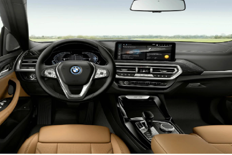 Có lẽ sau những phản ứng trái chiều từ người dùng, hãng xe xứ Bavaria đã thay đổi cách làm sản phẩm khi không thay đổi dáng xe theo hướng độc lạ đối với những mẫu xe chủ lực doanh số như X3, X5 hay 3 Series và 5 Series.