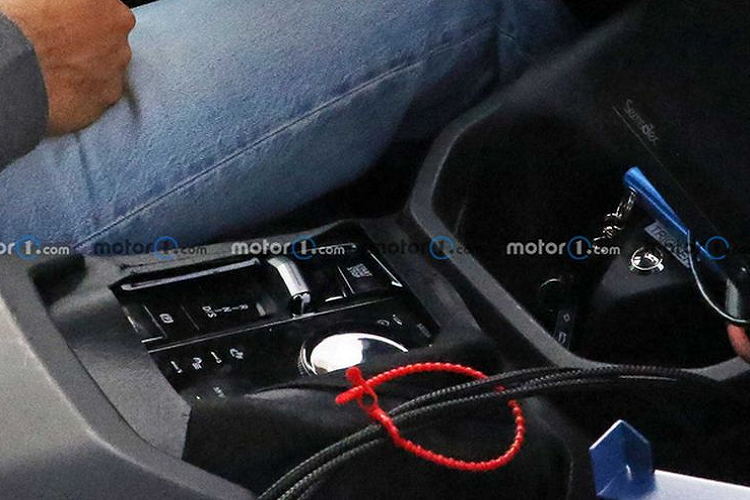 Vô lăng đáy phẳng với kích thước nhỏ hơn bản hiện hành. X3 mới cũng sử dụng cần số điện tử thay cho cần gạt kiểu truyền thống. Về ngoại hình, BMW X3 2023 không có quá nhiều sự khác biệt so với thế hệ tiền nhiệm.