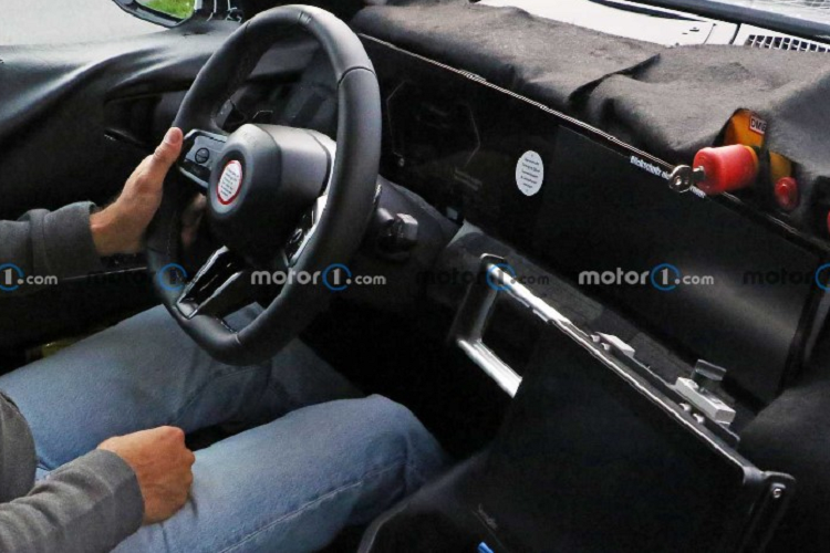 BMW X3 2023 mới hứa hẹn sẽ là một bản nâng cấp toàn diện, nhất là ở khu vực nội thất khi mà những hình rò rỉ cho thấy táp lô xe hiện đại hơn nhiều so vơi bản tiền nhiệm. Theo đó, xe sẽ được trang bị cụm màn hình đôi bao gồm bảng đồng hồ kỹ thuật số và màn hình giải trí trung tâm