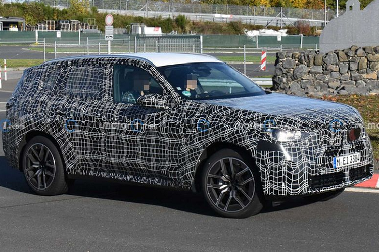 Các thông tin về cấu hình động cơ của BMW X3 2023 vẫn được hãng xe giữ kín, tuy nhiên, các thông tin rò rỉ cho thấy mẫu SUV có ít nhất 2 phiên bản động cơ bao gồn máy xăng hybrid sạc điện.