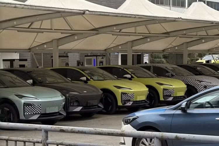 Shenlan là một dự án hợp tác giữa Changan, nhà sản xuất pin CATL hàng đầu tại Trung Quốc với gã khổng lồ công nghệ Huawei. Thương hiệu này được định vị phía trên Changan và bên dưới Avatr. Hiện Shenlan chỉ bán một chiếc xe duy nhất SL03 thuộc phân khúc sedan, nhưng trong thời gian tới, họ sẽ sớm cho ra mắt SUV Changan Shenlan S7 2024 mới.