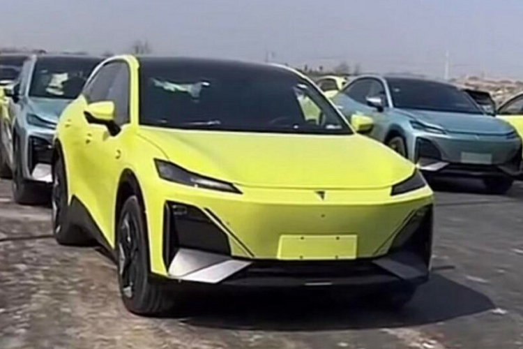 Nó cũng có tay nắm cửa bật ra và thu gọn vào, bằng với thiết kế bên hông để giảm thiểu khả năng cản gió và bánh xe hợp kim thể thao với các chấu mâm to bản, sơn 2 màu tương phản, bên trong có kẹp phanh cùng màu thân xe.