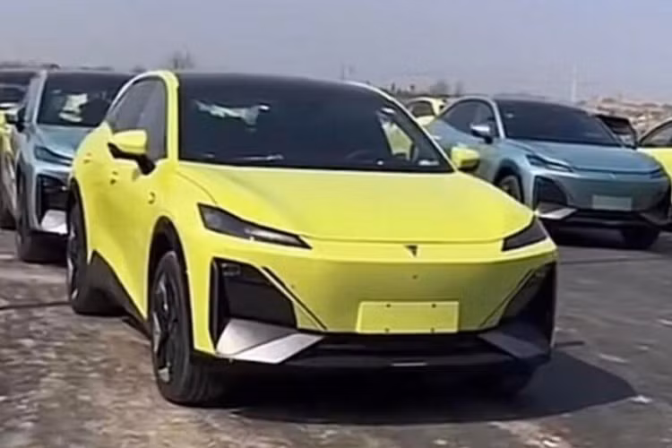 Nó cũng có tay nắm cửa bật ra và thu gọn vào, bằng với thiết kế bên hông để giảm thiểu khả năng cản gió và bánh xe hợp kim thể thao với các chấu mâm to bản, sơn 2 màu tương phản, bên trong có kẹp phanh cùng màu thân xe.