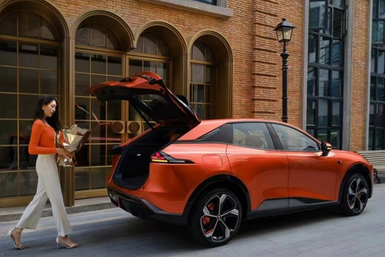 Shenlan sẽ bán ra thị trường 2 phiên bản của S7 là sử dụng động cơ điện hoàn toàn EV sẽ có sẵn 2 công suất tối đa là 218 mã lực hoặc 258 mã lực. Còn bản EREV, xe thuần điện nhưng được trang bị thêm động cơ xăng nhỏ chỉ để phát điện trong trường hợp xe gần hết bình sẽ có động cơ điện cho ra công suất 238 mã lực và động cơ xăng 1,5 lít , mang đến 95 mã lực.