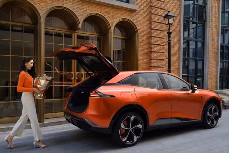 Shenlan sẽ bán ra thị trường 2 phiên bản của S7 là sử dụng động cơ điện hoàn toàn EV sẽ có sẵn 2 công suất tối đa là 218 mã lực hoặc 258 mã lực. Còn bản EREV, xe thuần điện nhưng được trang bị thêm động cơ xăng nhỏ chỉ để phát điện trong trường hợp xe gần hết bình sẽ có động cơ điện cho ra công suất 238 mã lực và động cơ xăng 1,5 lít , mang đến 95 mã lực.