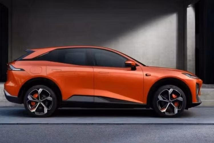 Nhìn lướt qua các hình ảnh do hãng xe Trung Quốc đăng tải, S7 có ngoại hình khá hầm hố và thiết kế khí động học với một số chi tiết thể thao, như vòm bánh xe màu đen và khung cửa sổ màu đen.