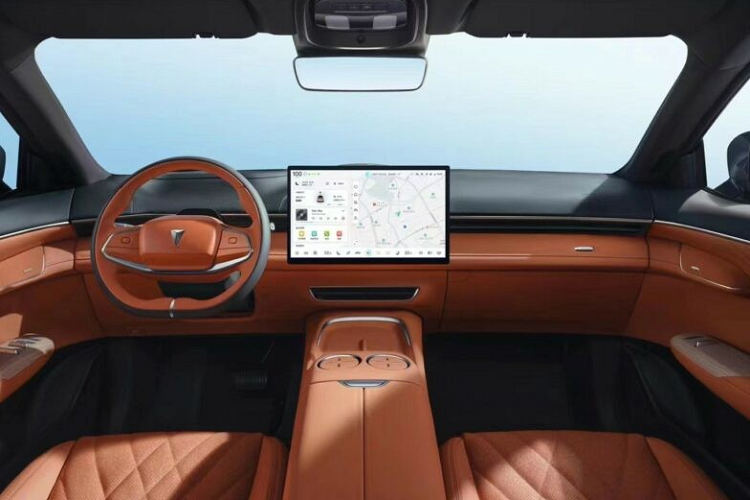 Về kích thước, Changan Shenlan S7 có các số đo như chiều dài 4.750 mm, rộng 1.930 mm và cao 1.625, xe có chiều dài cơ sở 2.900 mm, như vậy, kích thước tổng thể của xe gần giống với SUV hạng D như VinFast VF8 (dài x rộng x cao 4.750 x 1.900 x 1.660), chiều dài cơ sở 2.950 mm.