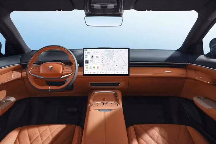 Về kích thước, Changan Shenlan S7 có các số đo như chiều dài 4.750 mm, rộng 1.930 mm và cao 1.625, xe có chiều dài cơ sở 2.900 mm, như vậy, kích thước tổng thể của xe gần giống với SUV hạng D như VinFast VF8 (dài x rộng x cao 4.750 x 1.900 x 1.660), chiều dài cơ sở 2.950 mm.