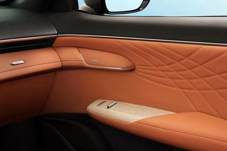 Bên trong khoang lái, xe Shenlan S7 có nội thất khá nổi bật khi được trang trí màu nâu cam, xe có màn hình trung tâm khổng lồ, vì thế, giúp cho bảng điều khiển trung tâm không còn nút bấm cơ học nào, tạo ra không gian trống trải ở đây, để tích hợp hộc chứa đồ siêu rộng