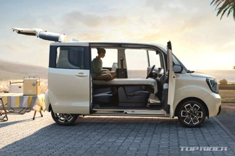 Xe chỉ được trang bị thêm cổng sạc ở đầu xe, sau logo Kia và bổ sung tùy chọn màu ngoại thất xanh dương.