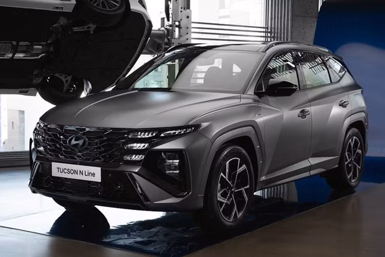 Cụ thể, về mặt ngoại hình, Hyundai Tucson 2024 bản N Line có cản trước và cản sau vuông vức hơn bản tiêu chuẩn, đi kèm bộ mâm kích thước 19 inch độc quyền và cụm ống xả kép ở phía sau.