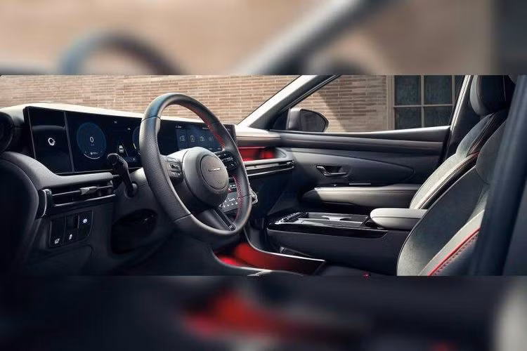 Ở bên trong, Hyundai Tucson 2024 được trang bị cụm màn hình đôi, bao gồm đồng hồ lái điện tử và màn hình giải trí trung tâm có cùng kích thước 12,3 inch. Vô lăng ba chấu được làm thanh mảnh hơn, tích hợp cụm phím bấm chức năng.