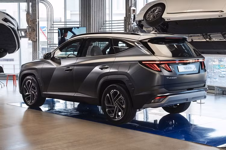 Ngoài ra, xe còn hai tùy chọn động cơ khác là máy xăng 4 xi-lanh tăng áp, dung tích 1.6L có công suất tối đa 180 mã lực và động cơ diesel 4 xi-lanh, dung tích 2.0L, mạnh 183 mã lực.