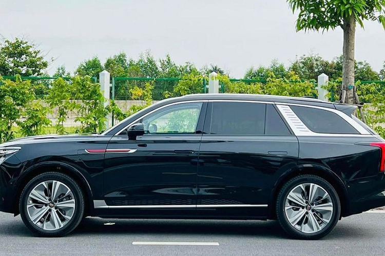 Các chi tiết thiết kế ngoại thất nổi bật khác của Hongqi E-HS9 bao gồm trang trí chrome to bản trên cột C và cột D, trang trí màu đỏ ở cánh cửa trước, cánh lướt gió trên nóc, cản va sau mạ chrome, bộ khuếch tán gió và cặp đèn hậu LED cỡ lớn hình chữ Y được nối liền bởi một thanh đèn LED.