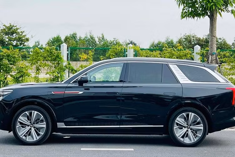 Các chi tiết thiết kế ngoại thất nổi bật khác của Hongqi E-HS9 bao gồm trang trí chrome to bản trên cột C và cột D, trang trí màu đỏ ở cánh cửa trước, cánh lướt gió trên nóc, cản va sau mạ chrome, bộ khuếch tán gió và cặp đèn hậu LED cỡ lớn hình chữ Y được nối liền bởi một thanh đèn LED.