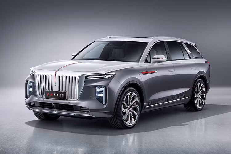 Hongqi E-HS9 cũng được trang bị hệ thống hỗ trợ an toàn hiện đại với camera 360 độ, cảnh báo va chạm phía trước, hỗ trợ giảm thiểu va chạm phía trước, giám sát điểm mù, cảnh báo chệch làn đường