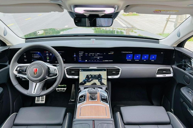 Ở bên trong khoang nội thất, trên mỗi phiên bản sẽ có những thay đổi về mặt trang bị. Cụ thể, bản Deluxe sẽ không có màn hình dành cho ghế phụ; gương chiếu hậu trong xe góc rộng, chống chói tự nhiên; và camera hành trình DVR giống như phiên bản Premium.