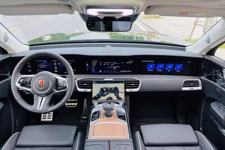 Ở bên trong khoang nội thất, trên mỗi phiên bản sẽ có những thay đổi về mặt trang bị. Cụ thể, bản Deluxe sẽ không có màn hình dành cho ghế phụ; gương chiếu hậu trong xe góc rộng, chống chói tự nhiên; và camera hành trình DVR giống như phiên bản Premium.