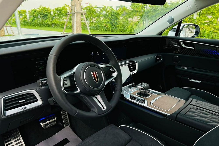 Bản Premium mang đến trải nghiệm cao cấp và hiện đại hơn với hệ thống ghế ngồi bọc da H-Nappa của Hongqi, hàng ghế ghế trước nhỉnh hơn khi được trang bị thêm tính năng massage. Hàng ghế sau dạng thương gia, tách rời, có thể chỉnh điện 4 hướng, tích hợp chức năng sưởi và thông gió. Bản Premium có tổng cộng 6 chỗ ngồi, bố trí dạng 2-2-2.