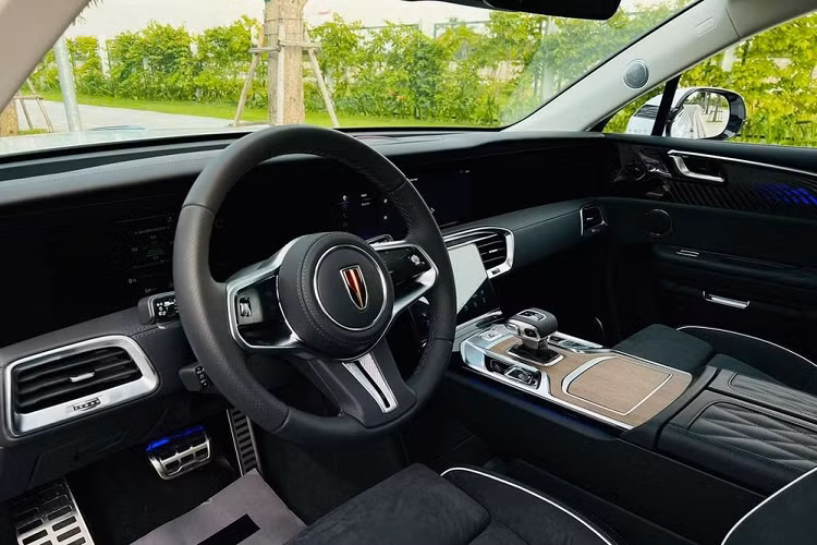 Bản Premium mang đến trải nghiệm cao cấp và hiện đại hơn với hệ thống ghế ngồi bọc da H-Nappa của Hongqi, hàng ghế ghế trước nhỉnh hơn khi được trang bị thêm tính năng massage. Hàng ghế sau dạng thương gia, tách rời, có thể chỉnh điện 4 hướng, tích hợp chức năng sưởi và thông gió. Bản Premium có tổng cộng 6 chỗ ngồi, bố trí dạng 2-2-2.