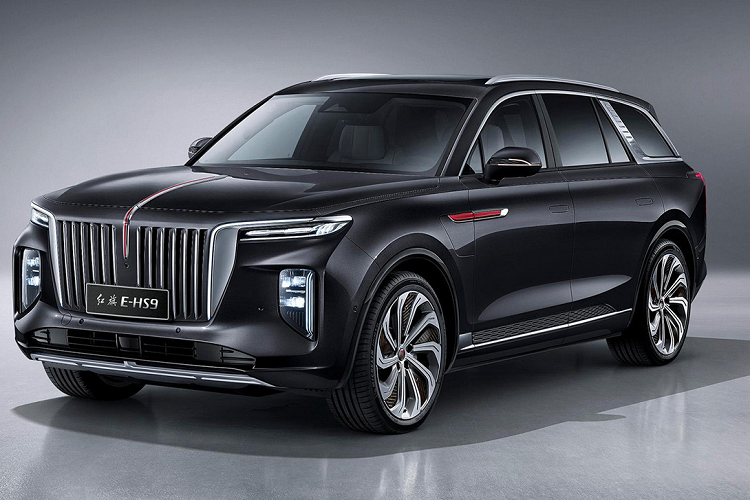 Trong khi đó, nội thất bản Deluxe bọc da Alcantara và PV. Xe được trang bị hệ thống âm thanh 8 loa. Cấu hình ghế ngồi 7 chỗ, bố trí dạng 2-3-2.Ngoài những điểm khác biệt trên, cả hai phiên bản đều được trang bị vô-lăng tích hợp nút cảm ứng, 3 màn hình điện tử ở bảng táp-tô, cửa sổ trời toàn cảnh, điều hoà 4 vùng độc lập, sạc không dây và lọc bụi.