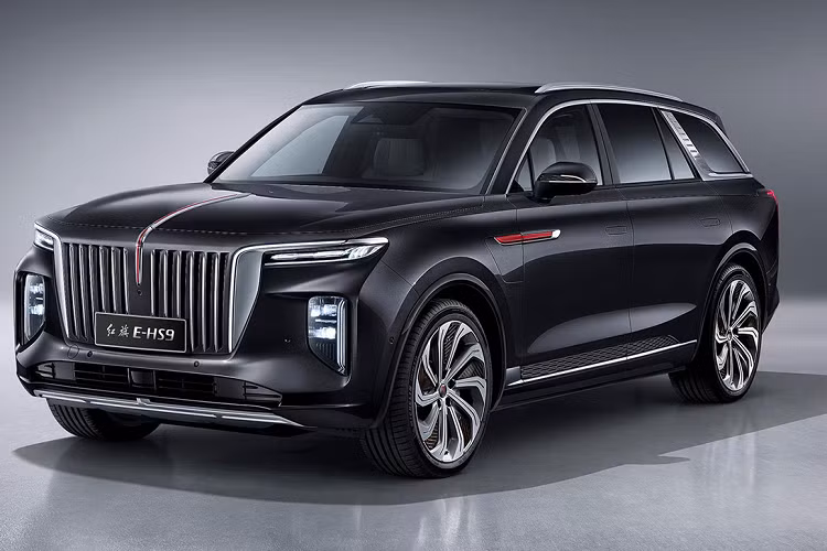 Trong khi đó, nội thất bản Deluxe bọc da Alcantara và PV. Xe được trang bị hệ thống âm thanh 8 loa. Cấu hình ghế ngồi 7 chỗ, bố trí dạng 2-3-2.Ngoài những điểm khác biệt trên, cả hai phiên bản đều được trang bị vô-lăng tích hợp nút cảm ứng, 3 màn hình điện tử ở bảng táp-tô, cửa sổ trời toàn cảnh, điều hoà 4 vùng độc lập, sạc không dây và lọc bụi.