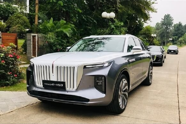 Cung cấp sức mạnh cho mẫu xe SUV hạng sang Hongqi E-HS9 là 2 mô-tơ điện ở cầu trước và cầu sau, cho tổng công suất 550 mã lực và mô-men xoắn 750Nm, giúp chiếc SUV chỉ cần 4,8 giây để tăng tốc từ 0 - 100 km/h. Bộ pin 99 kWh cho phép xe chạy được khoảng 510 km mỗi lần sạc đầy.