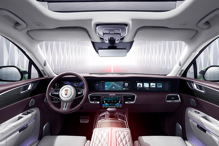 Ở phần đầu xe là bộ lưới tản nhiệt thẳng đứng, gồm các thanh kim loại dọc có thiết kế kiểu thác nước và logo cờ đỏ ngay trung tâm, chạy liền mạch lên khu vực nắp capo. Hai dải đèn LED chạy ban ngày cũng được đặt dọc giống như lưới tản nhiệt, trong khi cụm đèn pha ở trên lại có tạo hình thanh mảnh và sắc nét hơn.