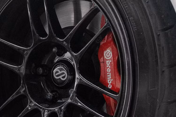 Để tối ưu khả năng làm mát, Mitsubishi Lancer EVO Final Edition còn được bổ sung thêm 3 khe gió trên nắp ca-pô và 1 khe gió bên hông. Hệ thống đèn chiếu sáng trên chiếc sedan hiệu suất cao là dạng projector và đèn chiếu xa dạng halogen thông thường, trong khi đèn sương mù tròn nằm trong khe hút gió màu đen.