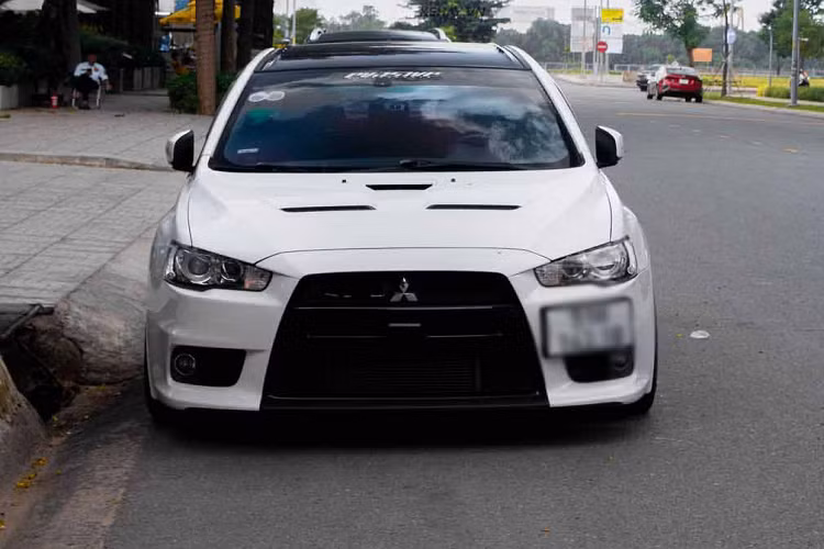 Chiếc Mitsubishi Lancer EVO Final Edition thể thao trong bài được đưa về Việt Nam vào khoảng cuối năm 2019, theo diện nhập khẩu tư nhân. Lancer EVO Final Edition được giới thiệu lần đầu tiên vào năm 2015, đây là phiên bản đặc biệt được sản xuất nhằm tri ân mẫu Lancer Evolution. Theo đó chỉ có đúng 1.600 chiếc Mitsubishi Lancer EVO Final Edition được xuất xưởng vá bán giới hạn tại thị trường Mỹ.