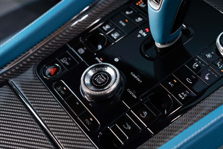 Đáng chú ý, Batur là mẫu xe Bentley cuối cùng được trang bị động cơ twin-turbo 6 lít W12 điển hình của thương hiệu nhưng đã được tùy chỉnh. Khối động cơ này sản sinh công suất 740 mã lực thay vì chỉ 710 mã lực như trên các phiên bản khác, trong khi mô-men xoắn giống nhau.