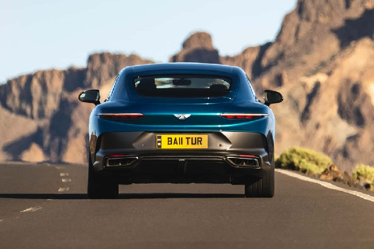 Sức mạnh này khiến Batur by Mulliner trở thành chiếc Bentley mạnh mẽ nhất từng được sản xuất. Ước tính, chiếc grand tourner chỉ mất khoảng 3,5 giây để tăng tốc từ 0 đến 100 km/h và có thể đạt vận tốc tối đa 335 km/h.