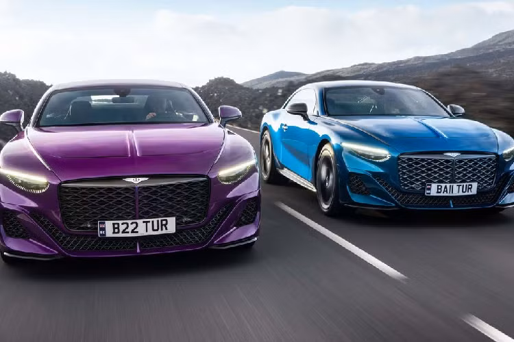 Hai chiếc Batur tiền sản xuất có tên là Car Zero và Car Zero-Zero, chúng đều sở hữu màu sơn ngoại thất nổi bật, gồm một chiếc màu tím Sector với lưới tản nhiệt đen bóng và chiếc còn lại mang màu xanh Marina Teal.