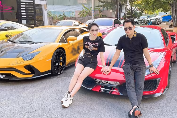 Sự nổi tiếng của Hoàng Kim Khánh không chỉ gắn liền với thành tích từng mua nhiều xe chính hãng đắt tiền mà còn chơi xe biển Campuchia, chẳng hạn như Koenigsegg Regera, McLaren Senna hay xe siêu sang Bentley S2 Continental Flying Spur đã có tuổi đời hơn 6 thập kỷ của Hoàng Kim Khánh cùng siêu môtô giới hạn Ducati Panigale V4 Speciale.