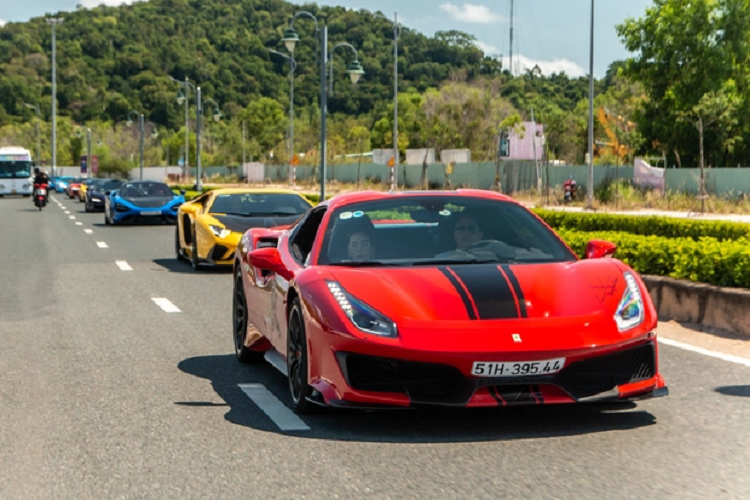 Dù là Hoàng Kim Khánh đặt mua Ferrari chính hãng nào, thì đây cũng sẽ là "ngựa chồm" thứ 2 mà anh sở hữu, chiếc đầu tiên là Ferrari 488 Pista Spider, mẫu siêu xe mui trần có động cơ V8 nhanh và mạnh nhất của Ferrari từng sản xuất khi nó ra mắt.