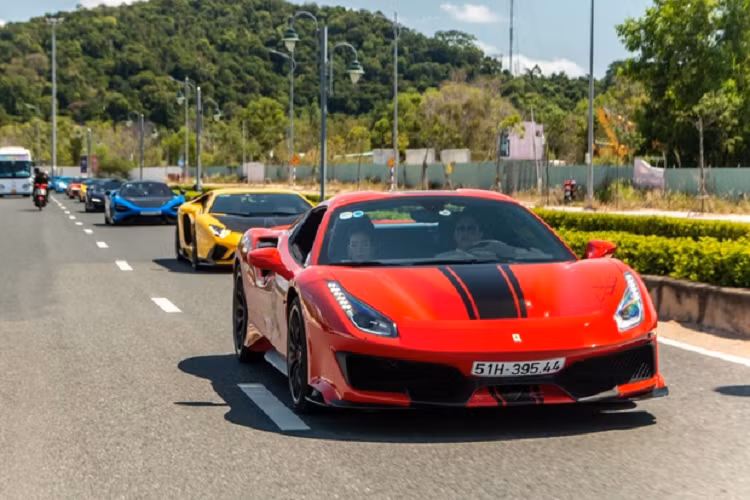 Dù là Hoàng Kim Khánh đặt mua Ferrari chính hãng nào, thì đây cũng sẽ là "ngựa chồm" thứ 2 mà anh sở hữu, chiếc đầu tiên là Ferrari 488 Pista Spider, mẫu siêu xe mui trần có động cơ V8 nhanh và mạnh nhất của Ferrari từng sản xuất khi nó ra mắt.