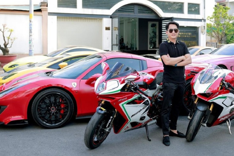 Sau 3 năm ủng hộ thuế cho nước bạn Campuchia với nhiều mẫu xe trên, Hoàng Kim Khánh đã quay trở lại cuộc chơi mua xe chính hãng ở Việt Nam, và 1 bản hợp đồng đắt giá với Ferrari Việt Nam mới được đại gia Hải Dương chia sẻ lên mạng xã hội đã thu hút sự quan tâm của cộng đồng mạng cũng như những người yêu xe.