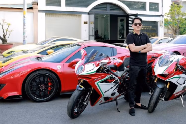 Sau 3 năm ủng hộ thuế cho nước bạn Campuchia với nhiều mẫu xe trên, Hoàng Kim Khánh đã quay trở lại cuộc chơi mua xe chính hãng ở Việt Nam, và 1 bản hợp đồng đắt giá với Ferrari Việt Nam mới được đại gia Hải Dương chia sẻ lên mạng xã hội đã thu hút sự quan tâm của cộng đồng mạng cũng như những người yêu xe.