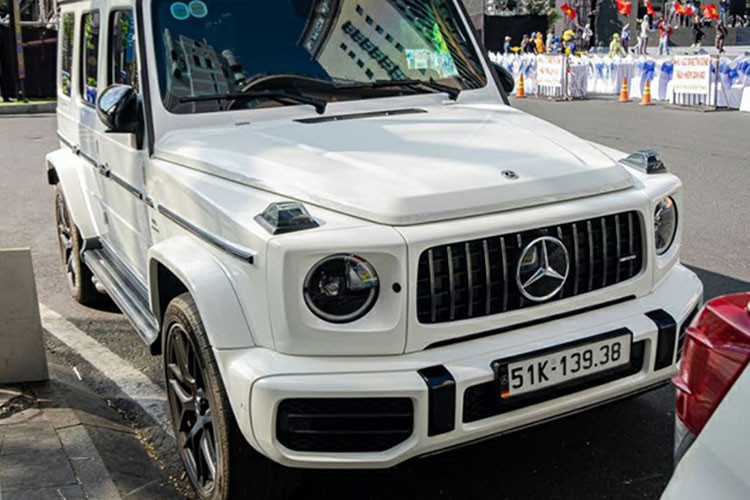Nhìn chung, mức giá bán của chiếc xe Mercedes-AMG G63 từng thuộc sở hữu của Hiền Hồ đang được 1 showroom chào bán không hề rẻ, giải thích lý do giá cao, người bán cho biết, nữ ca sĩ từng phải bỏ ra 14,5 tỷ đồng để làm các thủ tục lăn bánh cho xe.